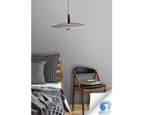 Schlafzimmer mit Bett, Stuhl, Pendelleuchte und Aqua Grip Technology Siegel