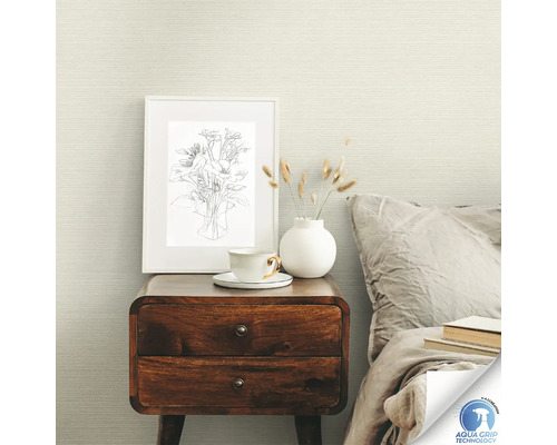 Szene mit Nachttisch, Bett und gemusterter Tapete