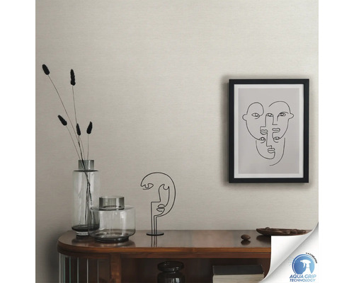 Nahaufnahme einer strukturierten Tapete in einem Wohnraum mit dekorativen Elementen