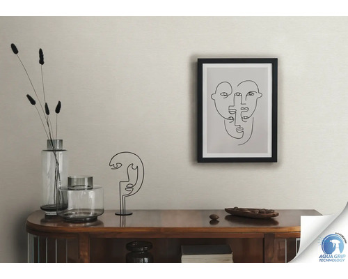 Wohnzimmer mit Kommode, Dekoration und gerahmtem Bild