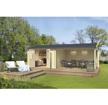 Holzgartenhaus mit Terrasse, Gartenmöbeln und Beleuchtung im Außenbereich.