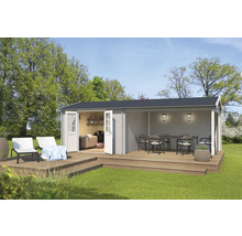 Gartenhaus mit Terrasse, Gartenmöbeln und Beleuchtung im Außenbereich