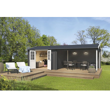 Holzgartenhaus mit Terrasse und Gartenmöbeln im Außenbereich