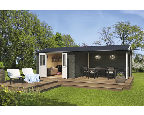 Gartenhaus Outdoor Life Amarillo inkl. Anbaudach mit Rückwand 730 x 388,5 cm graugrün Gartenhaus mit Terrasse und Gartenmöbeln im Außenbereich.