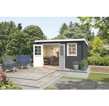 Garten mit modernem Gartenhaus mit Fenster und geöffneter Doppeltür, Büromöbeln, zwei Korbsesseln mit Polstern und Bepflanzung