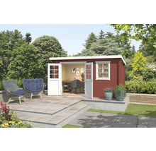 Garten Szene mit Holzgartenhaus mit geöffneten Türen, Stühlen, Blumen und Gartendekoration