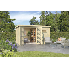 Holzgartenhaus mit geöffneten Doppeltüren, Regalen und Gartenmöbeln auf der Terrasse