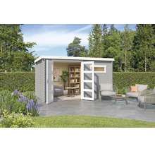 Gartenhaus mit geöffneten Doppeltüren, Fenstern und Terrassenmöbeln im Garten