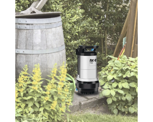Garten Szene mit Regenfass und for_q Tauchpumpe