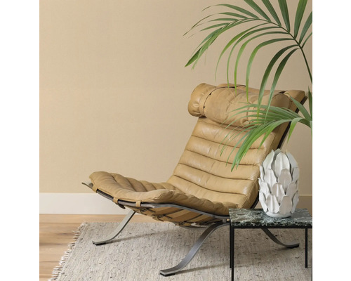 Lederliege mit Metallgestell auf Teppich mit Beistelltisch und Dekoration