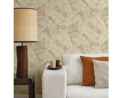 Raumansicht mit Blattmuster-Tapete, Lampe und Sofa