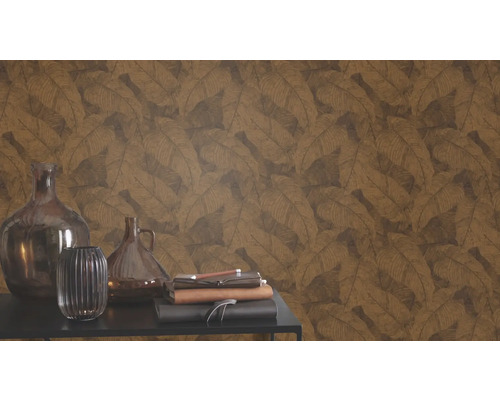 Nahaufnahme einer Wandtapete mit Blattmuster, ergänzt durch dekorative Vasen und Bücher auf einem Tisch