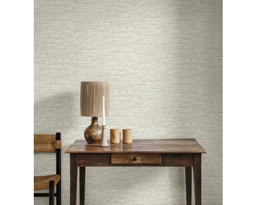 Szene mit Tisch, Lampe und gemusterter Tapete