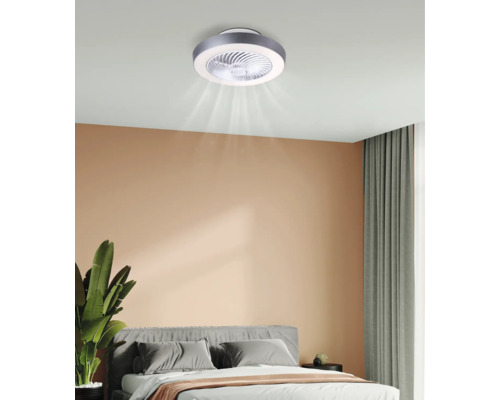 Deckenventilator mit integrierter Beleuchtung in einem Schlafzimmer