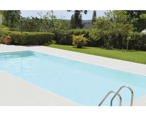 Schwimmbad mit Stahltreppe in einem Garten.