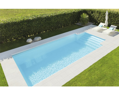 Rechteckiger Pool mit Treppe im Garten