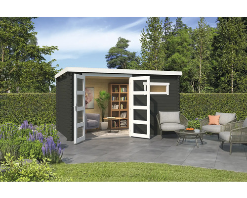 Gartenhaus mit geöffneten Doppeltüren, Fenstern und Sitzbereich im Freien