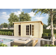 Holzgartenhaus mit Doppeltür und Einzeltür neben einem Pool und Gartenmöbeln.