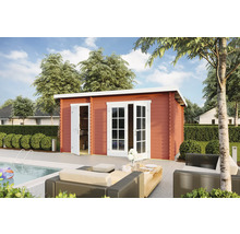 Gartenhaus aus Holz mit Pool und Sitzgelegenheiten im Außenbereich