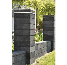 Gartenansicht mit Zaunpfosten aus Betonsteinen