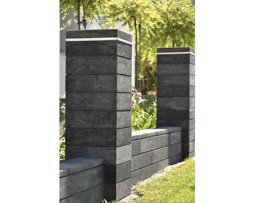 Gartenansicht mit Zaunpfosten aus Betonsteinen