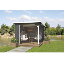 Gartenhaus mit zwei Hängesesseln, einem Tisch und einer Stehlampe im Außenbereich