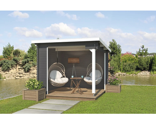 Gartenhaus mit zwei Hängesesseln, einem Tisch und einer Stehlampe im Außenbereich
