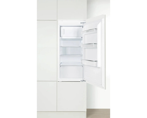 Integrierter Kühlschrank mit offener Tür in einer hellen Küchenzeile.