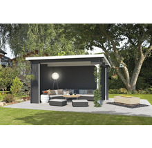 Gartenlounge mit Holzhütte, Sitzgruppe, Lampe und Feuerstelle auf einer Terrasse im Garten.
