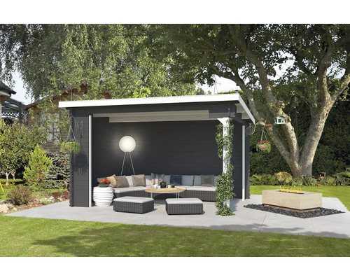 Gartenlounge mit Holzhütte, Sitzgruppe, Lampe und Feuerstelle auf einer Terrasse im Garten.