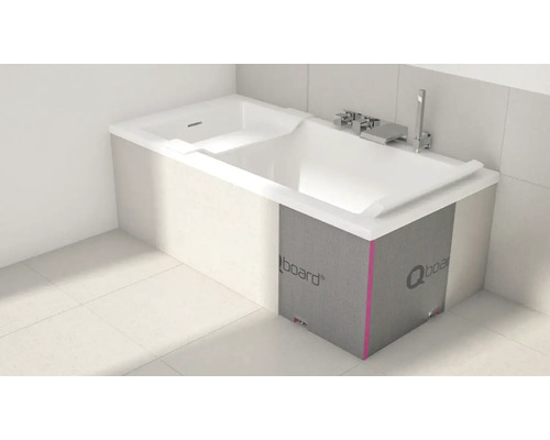 Eingebaute Badewanne mit Qboard Verkleidung im Badezimmer