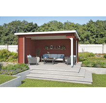 Überdachte Terrasse mit Gartenmöbeln und Dekorationen im Außenbereich.