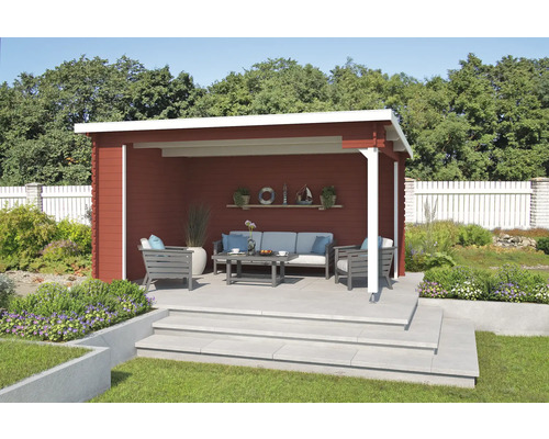 Überdachte Terrasse mit Gartenmöbeln und Dekorationen im Außenbereich.