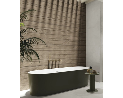 Modernes Badezimmer mit Badewanne und Holzpaneelen an der Wand