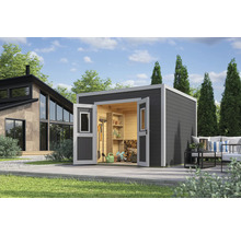 Gartenhaus mit geöffneten Doppeltüren, darin Regale und Gartengeräte