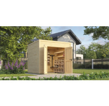 Holzgartenhaus mit geöffneten Türen und Regalen zur Aufbewahrung im Garten.