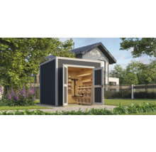 Gartenhaus aus Holz mit Regalen und geöffneten Türen
