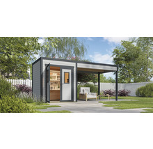 Gartenhaus mit Regalen und überdachter Terrasse mit Sitzgelegenheit im Garten.