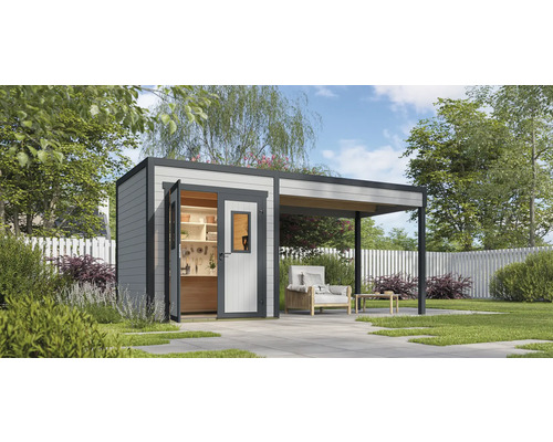 Gartenhaus mit Regalen und überdachter Terrasse mit Sitzgelegenheit im Garten.