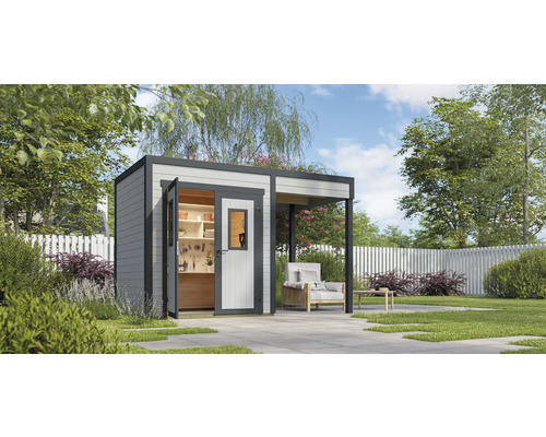 Gartenhaus mit offenstehender Tür und angrenzender Veranda im Garten