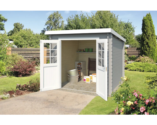 Garten Szene mit Gerätehaus mit Doppeltür im Garten