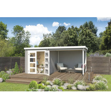 Gartenhaus mit Terrasse, Gartenmöbeln und geöffneter Doppeltür im Garten