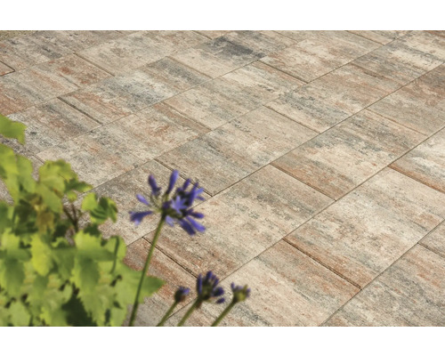 Verlegte Pflastersteine im Außenbereich.