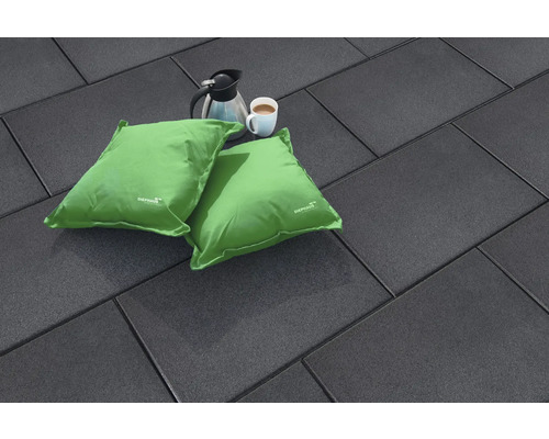Graue Terrassenplatten mit Kaffeekanne und Kissen