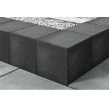Mauer aus Betonsteinen im Gartenbereich