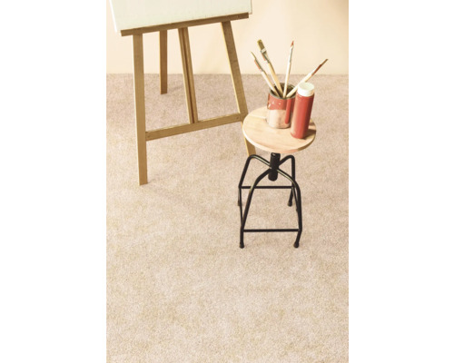 Detailansicht eines hellen Teppichbodens im Atelier mit Staffelei, Hocker und Malutensilien.