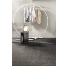 Raumszene mit Kleiderständer, Stehlampe und Dekoration