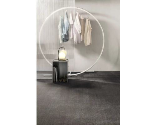 Raumszene mit Kleiderständer, Stehlampe und Dekoration