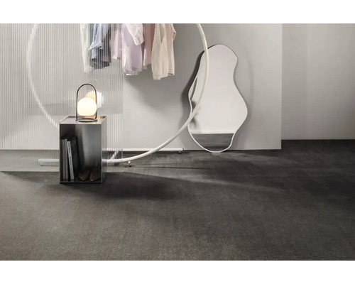 Innenraum mit Kleidung, Lampe, Spiegel und Ablage