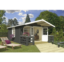 Holzgartenhaus mit Terrasse, Gartenmöbeln und Bepflanzung in einem grünen Garten